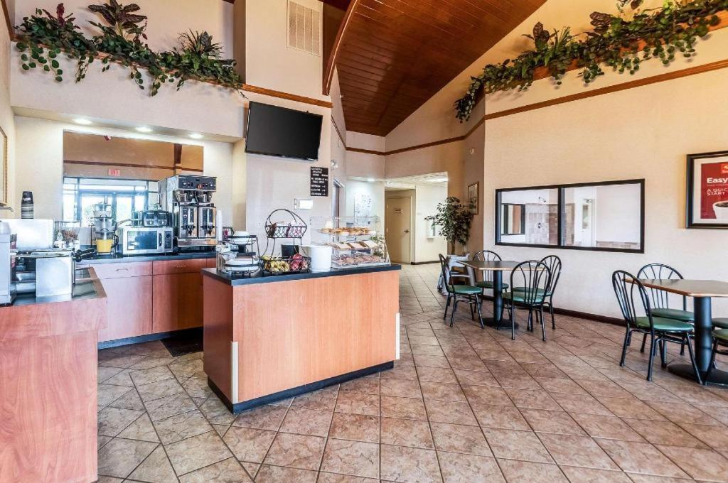 Econo Lodge Inn & Suites Middletown Esterno foto