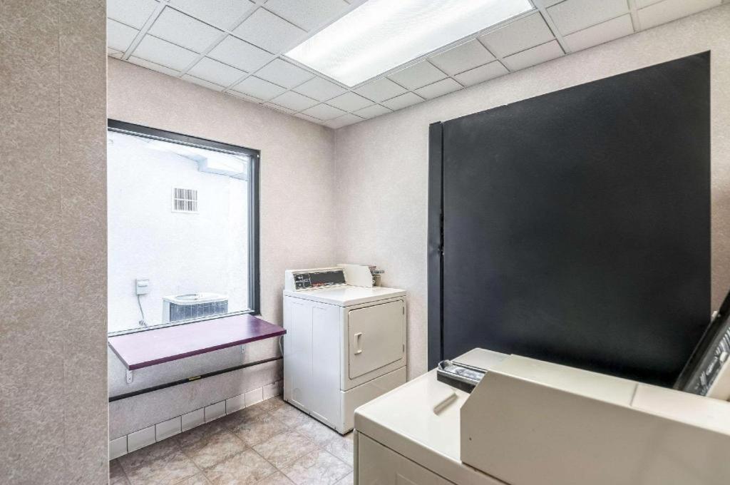 Econo Lodge Inn & Suites Middletown Esterno foto